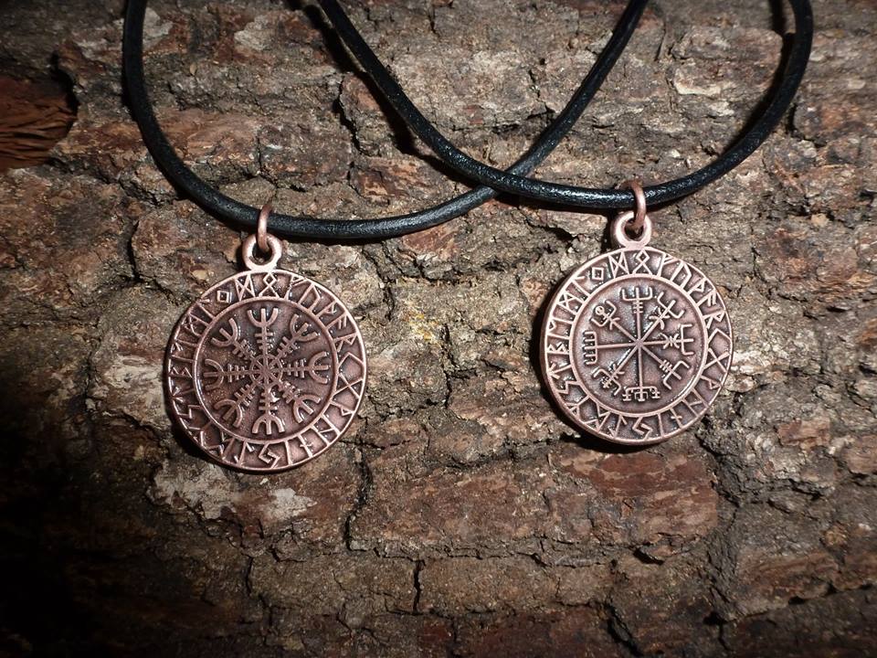 Vegvisir y Aegishjalur